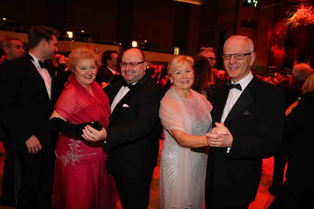 Dr. Siegfried Balleis (r.), Erlangens Oberbürgermeister a.D., mit Ehefrau Angelika (2.v.r.) und MdL Petra Guttenberger mit Lebensgefährten Thomas Blösel, Eco-Medizin. | Foto: Udo Dreier / bayernpress