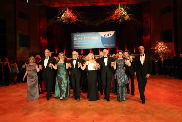 Gute Stimmung bei der  traditionellen Eröffnungs-Polonaise. | Foto: John R. Braun