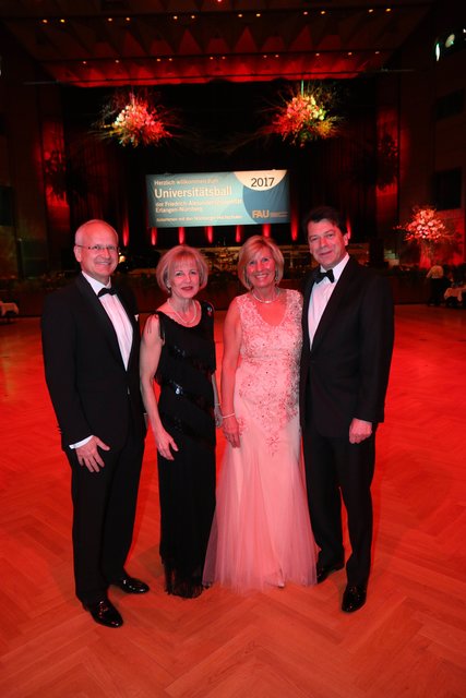 Bürgermeister Dr. Klemens Gsell (l.) mit Ehefrau Ulrike (2.v.l.) und Sparkassenvorstand Matthias Benk mit Ehefrau Maria. | Foto: John R. Braun