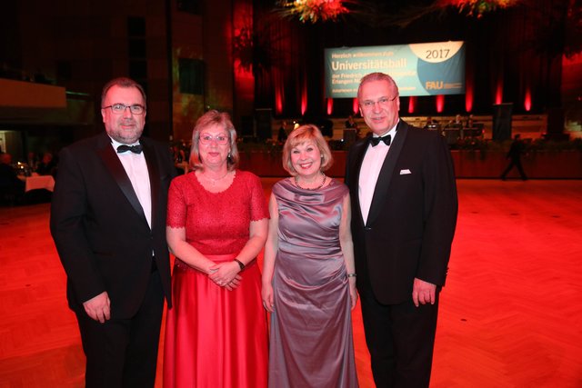 Staatsminister Joachim Herrmann (r.) und Ehefrau Gerswid (2.v.r.) mit Siemens-Vorstand Prof. Siegfried Russwurm und Ehefrau Susanne. | Foto: John R. Braun