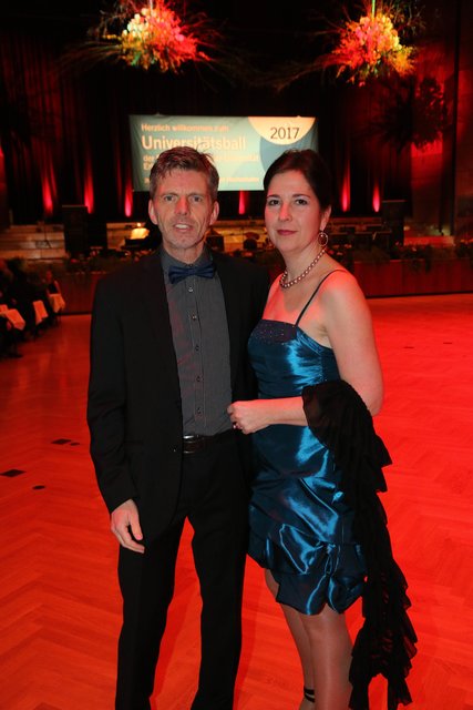 Ball-Moderatorin Ursula Heller mit Lebensgefährten Dr. Dirk Risack. | Foto: John R. Braun