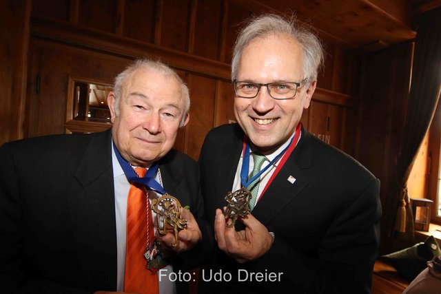 Bezirkstagspräsident Richard Bartsch und Günther Beckstein (r.). | Foto: Udo Dreier
