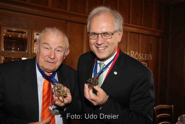 Bezirkstagspräsident Richard Bartsch und Dr. Günther Beckstein. | Foto: Udo Dreier