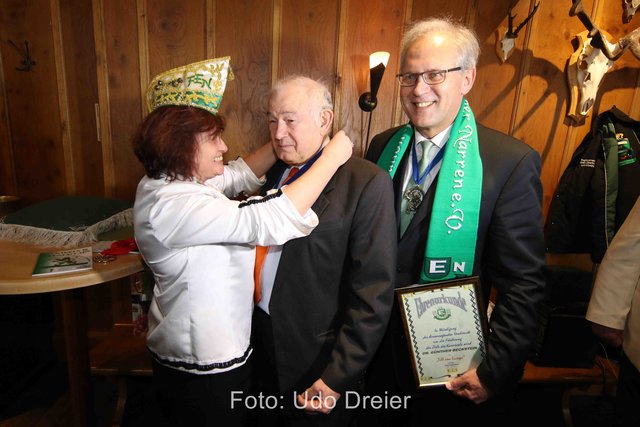 Präsidentin Romana Herrler und Bezirkstagspräsident Richard Bartsch (mit Urkunde) bei der Ordensverleihung an Dr. Günther Beckstein. | Foto: Udo Dreier
