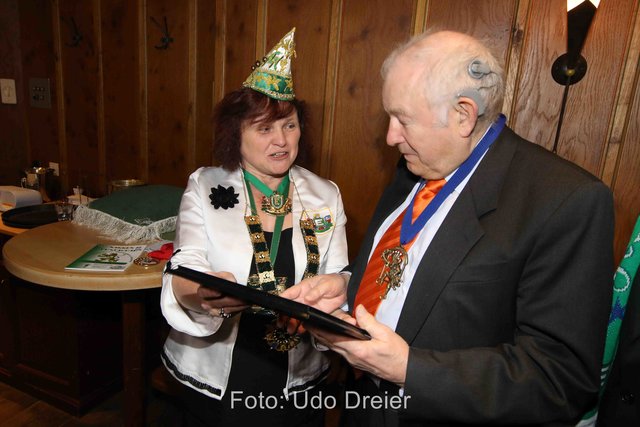 Präsidentin Romana Herrler und Bezirkstagspräsident Richard Bartsch (mit Urkunde) bei der Ordensverleihung an Dr. Günther Beckstein. | Foto: Udo Dreier