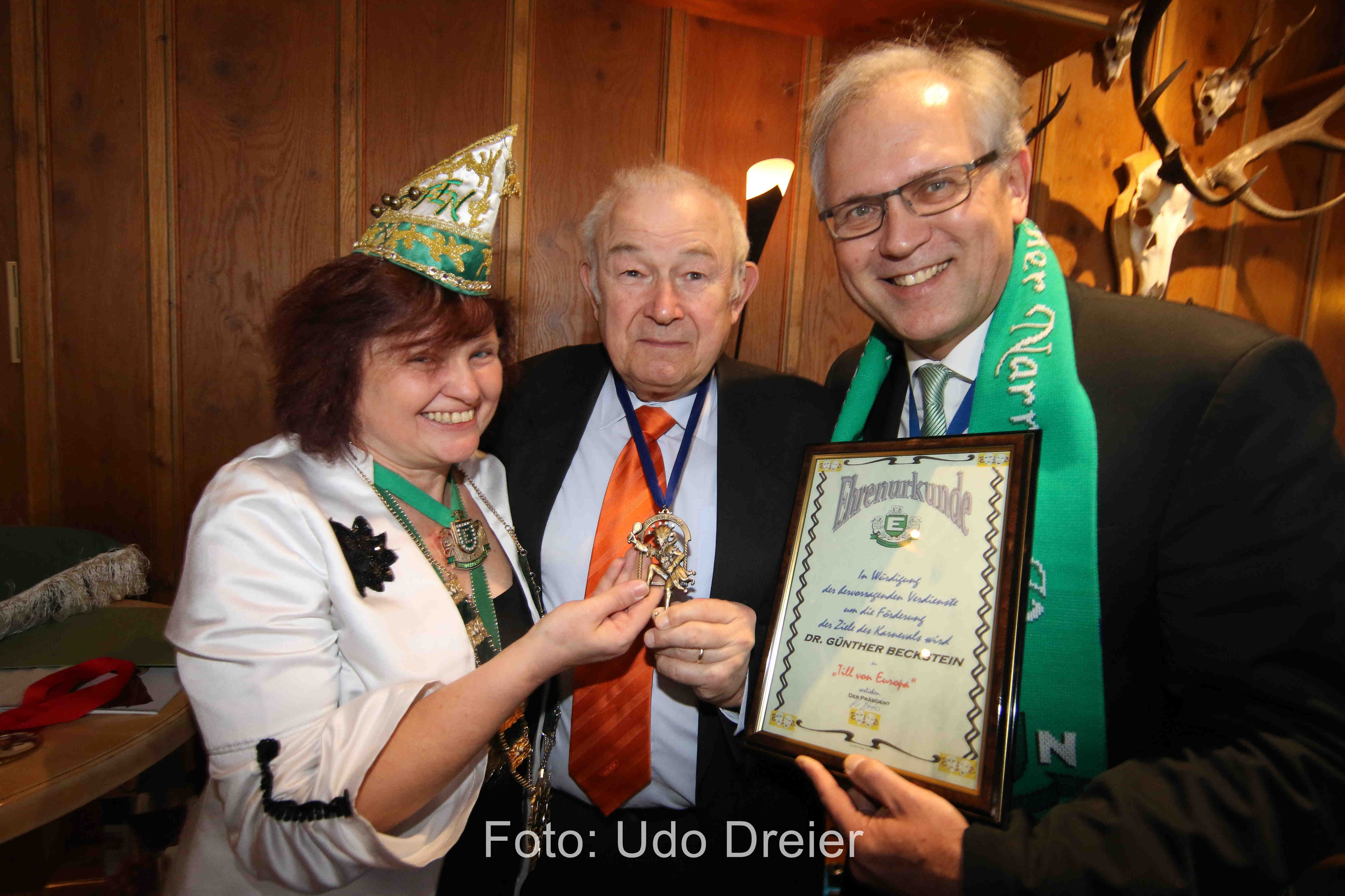 Präsidentin Romana Herrler und Bezirkstagspräsident Richard Bartsch (mit Urkunde) bei der Ordensverleihung an Dr. Günther Beckstein.