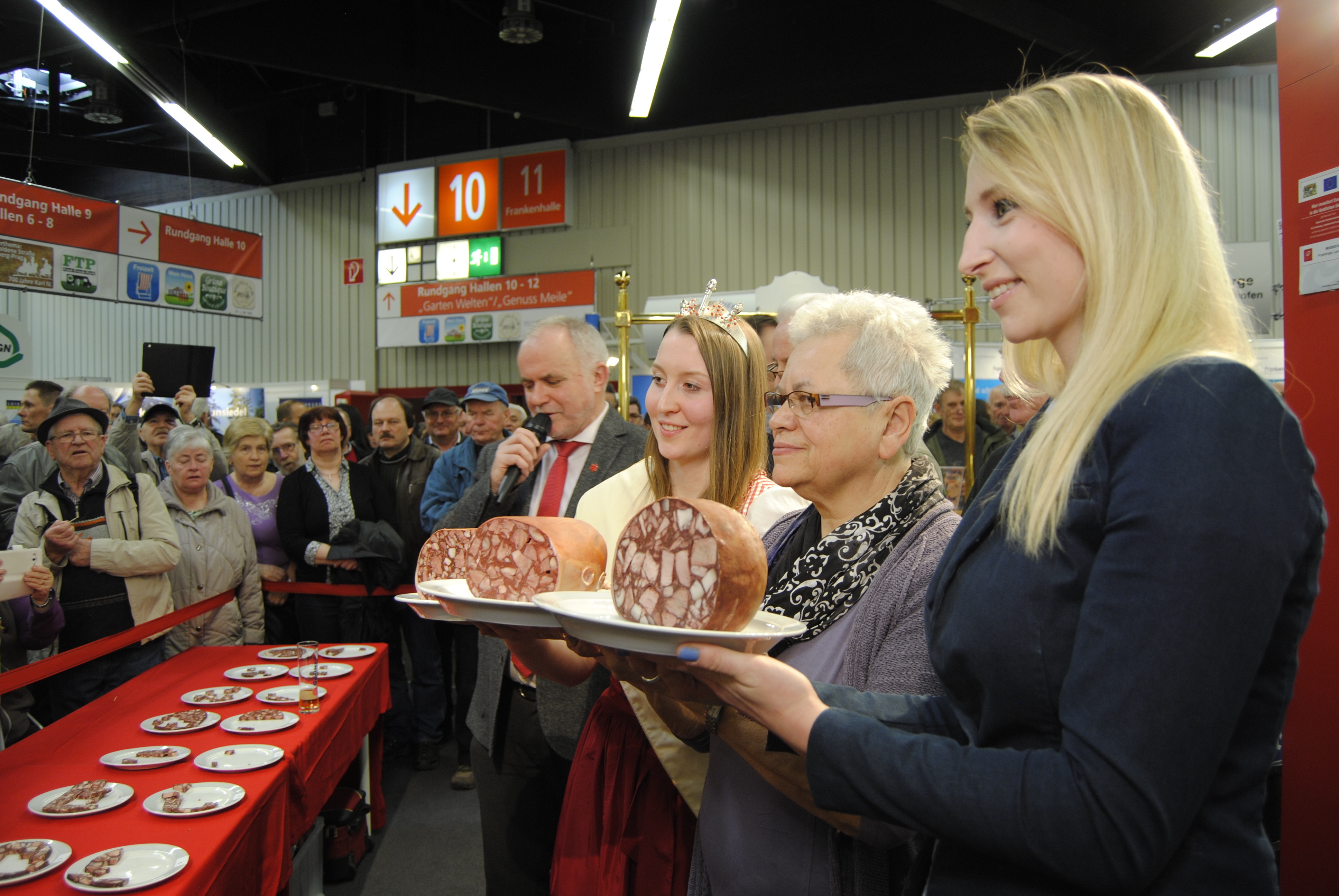 So war es 2016: Landrat Herbert Eckstein (l.) verkündet die Sieger des Presssackwettbewerbs auf der Messe Freizeit und Garten in Nürnberg.