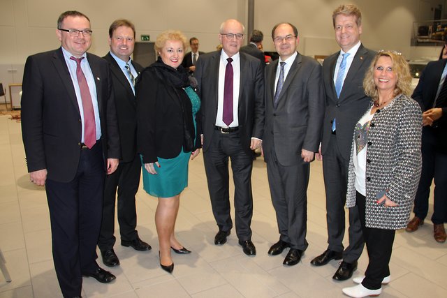 Volker Kauder (M.) flankiert von geballter CSU-Power: (v.li.n.re.) Bezirksrat Michael Maderer, Stadtrat Dietmar Helm, Landtagsabgeordnete Petra Guttenberger, Bundesminister Christian Schmidt, Kreisvorsitzender Michael Au und Stadträtin Angelika Ledenko. | Foto: Tom Schreiner