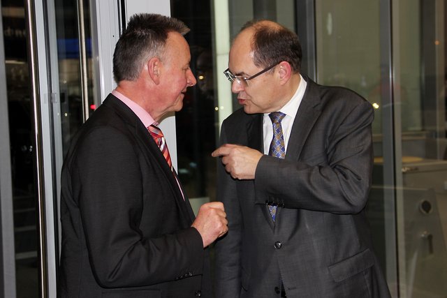 Auch Fürths Oberbürgermeister Thomas Jung (SPD) - hier im Plausch mit Christian Schmidt - war Gast bei den Fürther Christsozialen. | Foto: Tom Schreiner