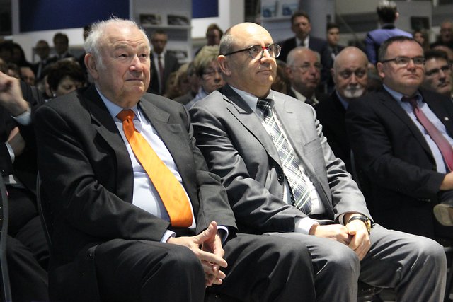 Auch Günther Beckstein (li.) kam nach Fürth - rechts neben ihm Autohaus-Inhaber Wilhelm Graf jun. | Foto: Tom Schreiner
