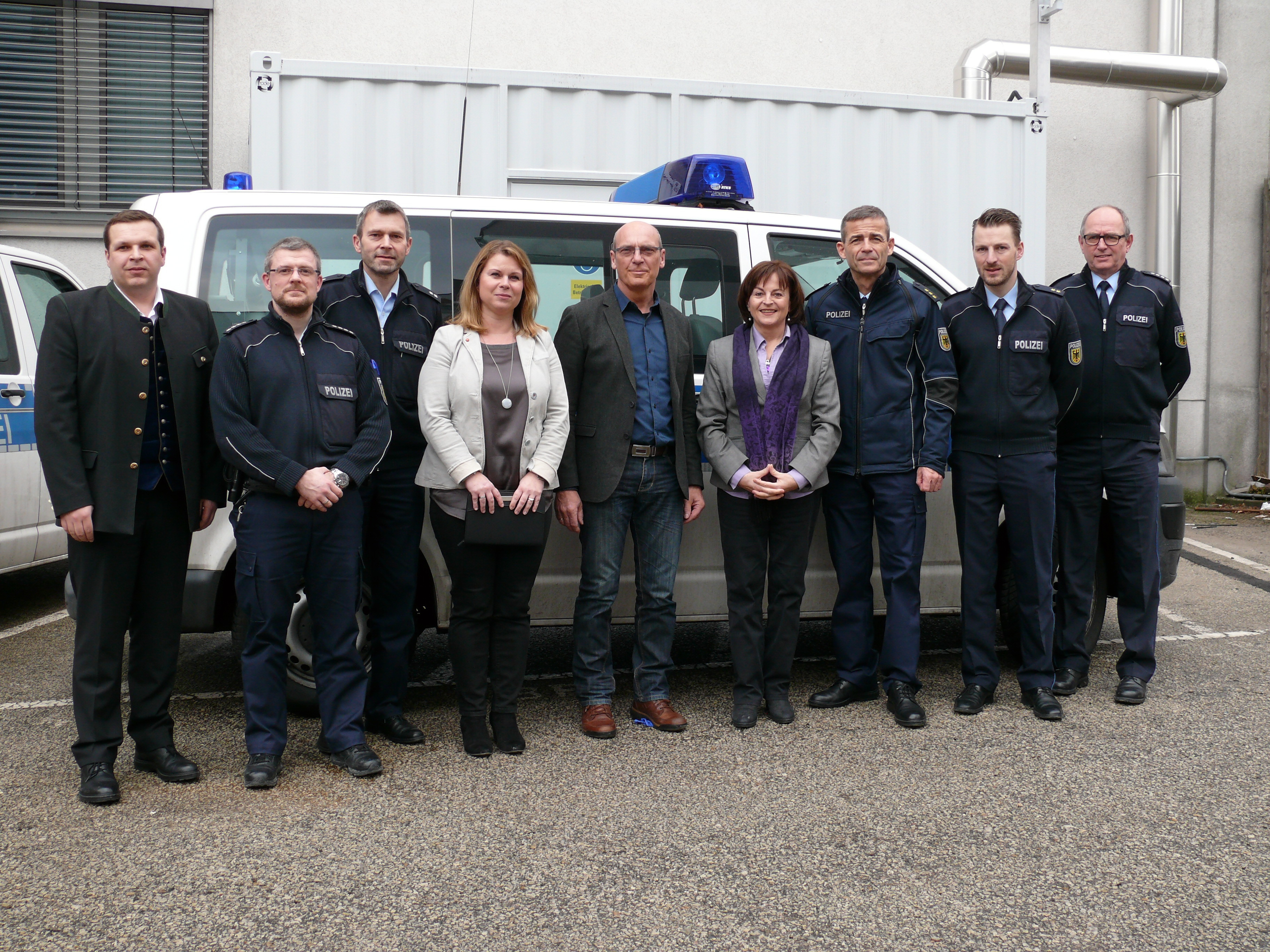 Die CSU-Bundestagsabgeordnete Marlene Mortler (6.v.l.)mit Dienststellenleiter Polizeidirektor Albert Blersch (7.v.l.), dem stellvertretenden Vorsitzenden des Personalrates Wolfgang Stolz (1.v.l.) und weiteren Mitarbeitern der Bundespolizeiinspektion Nürnberg.