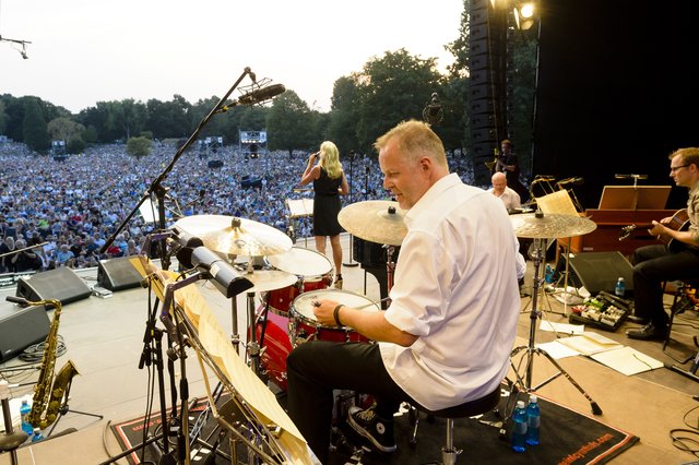 Wolfgang Haffners All-Star-Big-Band - hier mit der schwedischen Vokalistin Viktoria Tolstoy - bei ,,Stars im Luitpoldhain" in Nürnberg im August 2015.