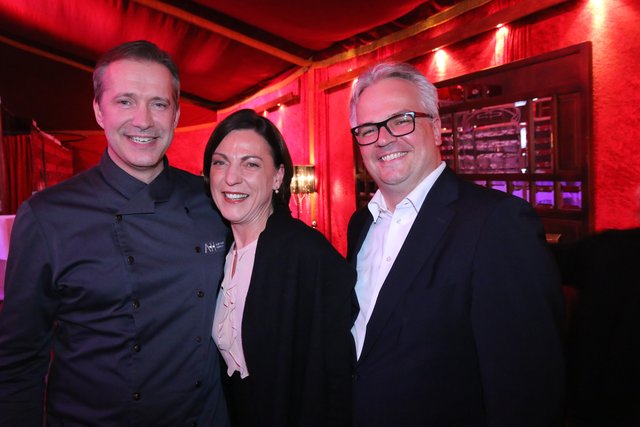 Sterne-Koch Alexander Herrmann (l.) mit Mercedes-Niederlassungsleiter Andreas Rabitz und Ehefrau Sylvia. | Foto: JRB