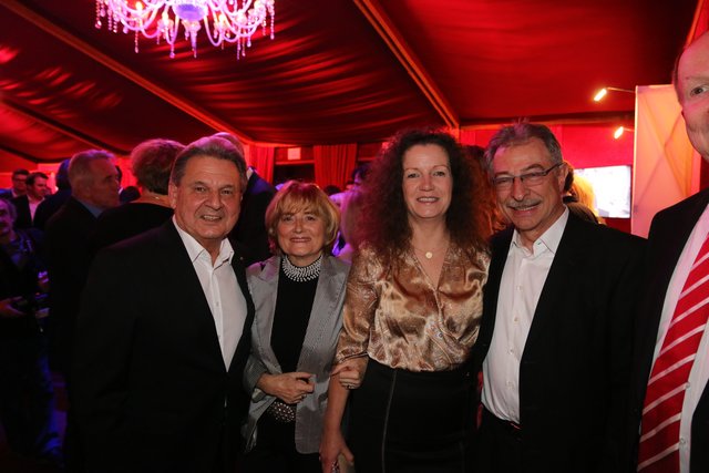 BDI-Präsident Prof. Dieter Kempf (r.) und Lebensgefährtin Anke Buddenberg (2.v.r.) mit Defacto-Gründer Erich Schuster und Ehe au. | Foto: JRB