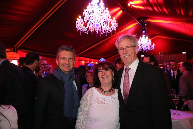 BMW-Niederlassungsleiter Ralf Schepull (l.) mit Michael Kopper, Vorstandsvorsitzender Schultheiß Project, und Ehefrau Susanne. | Foto: JRB