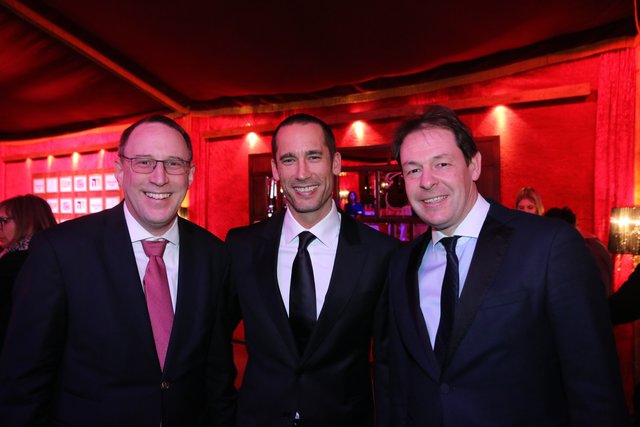 Flughafen-Geschäftsführer Dr. Michael Hupe (l.) und Eventcaterer René Lehrieder (r.) mit Ice Tiger-Geschäftsführer Christoph Sandner. | Foto: JRB
