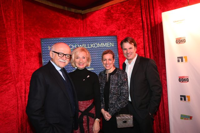 Michael Oschmann (r.), Unternehmensfamilie Müller Medien, mit Ehefrau Stephanie (2.v.r.) und Unternehmer Gerd Schmelzer mit Ehefrau Prof. Dr. Julia Lehner, Kulturreferentin Nürnberg. | Foto: JRB