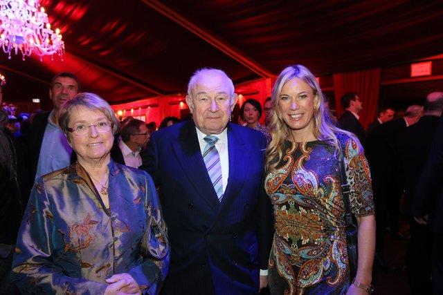 Ministerpräsident a.D. Dr. Günther Beckstein und Ehefrau Marga (l.) mit RTL-Moderatorin Birgit von Bentzel. | Foto: JRB