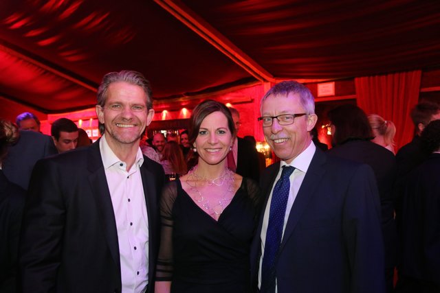 Die SCHULTHEISS Wohnbau-Geschäftsführer Thomas Gröne (l.) und Martin Heyn mit Marketingleiterin Harriet Hamann. | Foto: JRB