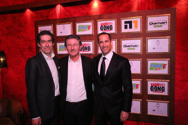 Club-Vorstand Michael Meeske (l.) und Ice Tiger-Geschäftsführer Christoph Sandner (r.) mit SpVgg Greuther Fürth-Präsident Helmut Hack. | Foto: JRB