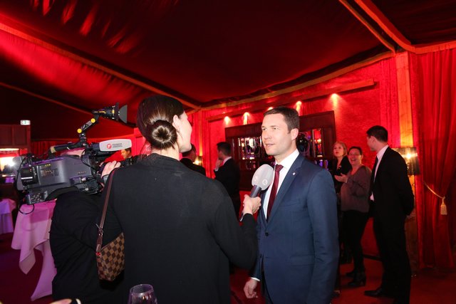 Fürths Landrat Matthias Dießl wird vom Franken Fernsehen interviewt. | Foto: JRB