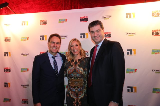 Große Party im Palazzo (v.l.) Funkhaus-Geschäftsführer Alexander Koller, RTL-Nachrichtenmoderatorin Birgit von Bentzel (früher Charivari 98.6) und Staatsminister Dr. Markus Söder. | Foto: JRB