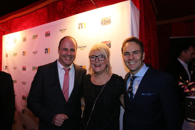 Funkhaus-Chef Alexander Koller (r.) und Funkhaus- Marketingleiterin Silke Schramm begrüßen Bürgermeister Christian Vogel. | Foto: JRB