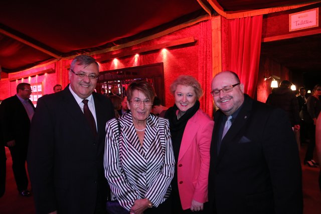 MdL Petra Guttenberger (2.v.r.) mit Lebensgefährten Thomas Blösel (r.) und Dirk Hoerr, Autohaus Hoefler, mit Senior-Chefin Anneliese Hoefler. | Foto: JRB