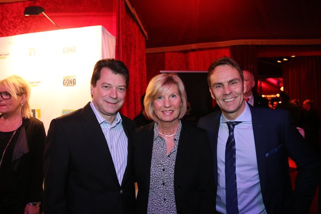 Funkhaus-Chef Alexander Koller (r.) begrüßt Matthias Benk, Vorstandsmitglied Sparkasse Nürn-berg, und Ehefrau Maria. | Foto: JRB