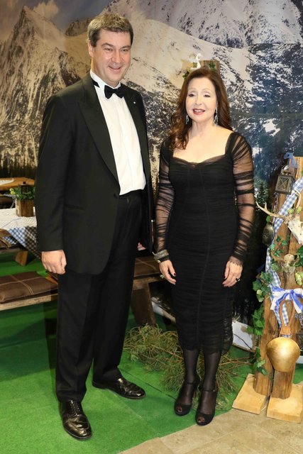 Staatsminister Dr. Markus Söder im lockeren Gespräch mit Stargast Vicky Leandros.  | Foto: bayernpress / John R. Braun