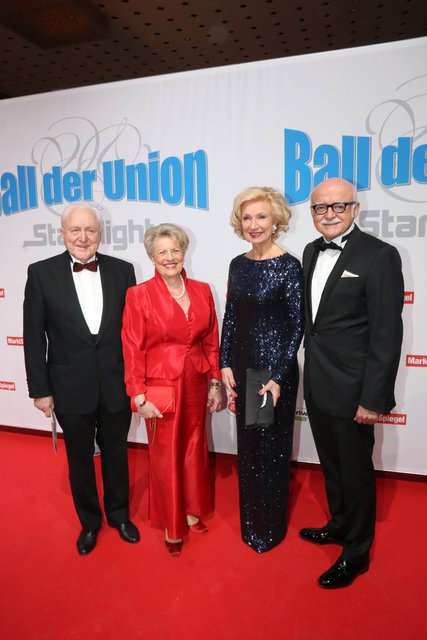 Unternehmer Gerd Schmelzer (r.) mit Ehefrau Prof. Dr. Julia Lehner (2.v.r.), Kulturreferentin, und CSU Ehrenvorsitzender Dr. Oscar Schneider und Ehefrau Jossy. | Foto: bayernpress / John R. Braun