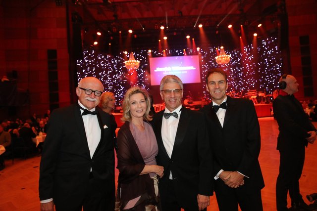 Funkhaus-Chef Alexander Koller (r.) und Unternehmer Gerd Schmelzer (l.) mit Dr. Armin Zitzmann, Vorstandsvorsitzender NÜRNBERGER Versicherung, und Ehefrau Gabriele. | Foto: bayernpress / John R. Braun