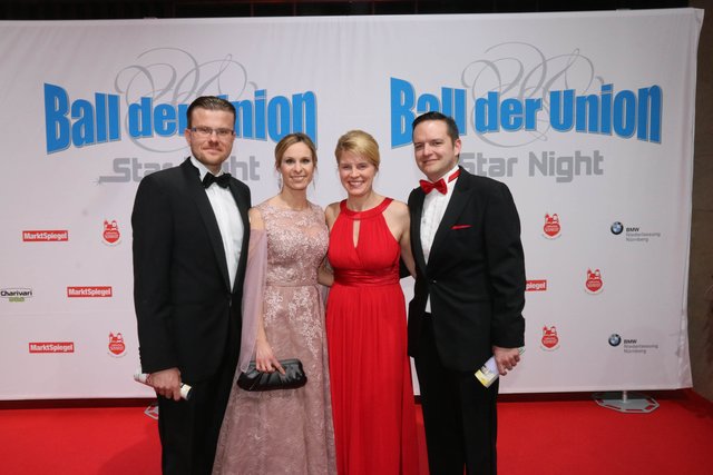 CSU Stadtrat Marcus König (l.) und Ehefrau (2.v.l.) mit Rechtsanwalt Tobias Schmidt und Ehefrau. | Foto: bayernpress / John R. Braun