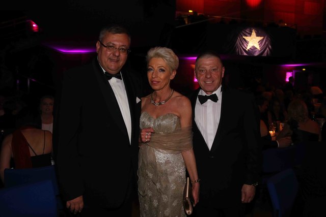 Die Unternehmer Dirk Hoerr und Peter Rösch (r.) mit Ehefrau Karin Rösch. | Foto: bayernpress / John R. Braun