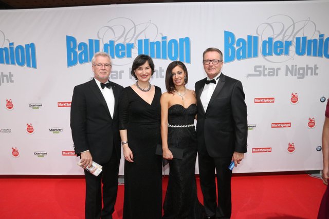 Handwerkskammer-Präsident Thomas Pirner (r.) und Ehefrau Vanessa (2.v.r.) mit den Regionalbischöfen Dr. Ark Nitzsche und Elisabeth Hann von Weyhern. | Foto: bayernpress / John R. Braun