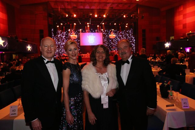 Martin Kusch (l.) und Ehefrau Eva-Maria (2.v.l.) mit Bernd Grossmann und Ehefrau Cornelia. | Foto: bayernpress / John R. Braun