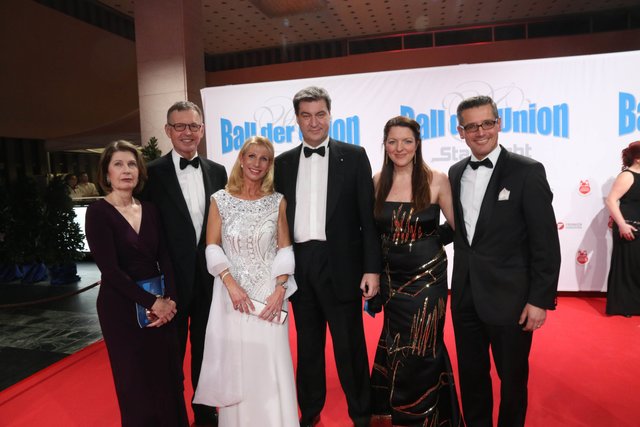 Staatsminister Dr. Markus Söder (4.v.l.) mit Ehefrau Karin (3.v.l.) und IHK-Präsident Dirk von Vopelius (2.v.r.) und Ehefrau Karin (l.) sowie Wirtschaftsreferent Dr. Michael Fraas und Ehefrau Karin. | Foto: bayernpress / John R. Braun