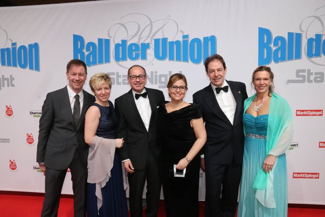 Höffner Hausleiterin Simone Leuchauer (2.v.l.) mit Ehemann Franco (l.) und Tucher Marketing-Direktor Kai Eschenbacher (3.v.l.) und Ehefrau Elke (3.v.r.) sowie Event-Caterer Rene Lehrieder und Ehefrau Silvia. | Foto: bayernpress / John R. Braun