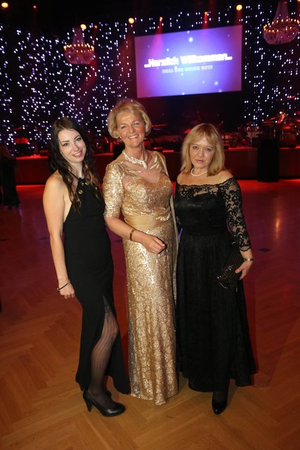 Stefanie Frieser (M.) mit den MarktSpiegel-Ladies Jenny Reichenbacher (l.) und Claudia Gläss. | Foto: bayernpress / John R. Braun