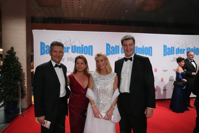 Staatsminister Dr. Markus Söder (r.) mit Ehefrau Karin (2.v.r.) und BMW-Niederlassungsleiter Ralf Schepull mit Ehefrau Petra. | Foto: bayernpress / John R. Braun