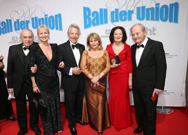 Prof. Dr. Geord Herbeck (l.) und Ehefrau Barbara (2.v.l.) mit Dr. Ehler (r.) und Ehefrau Rosmarie (2.v.r.) sowie Apotheker Werner Kühnel und Ehefrau Sissy Kleinke-Kühnel. | Foto: bayernpress / John R. Braun