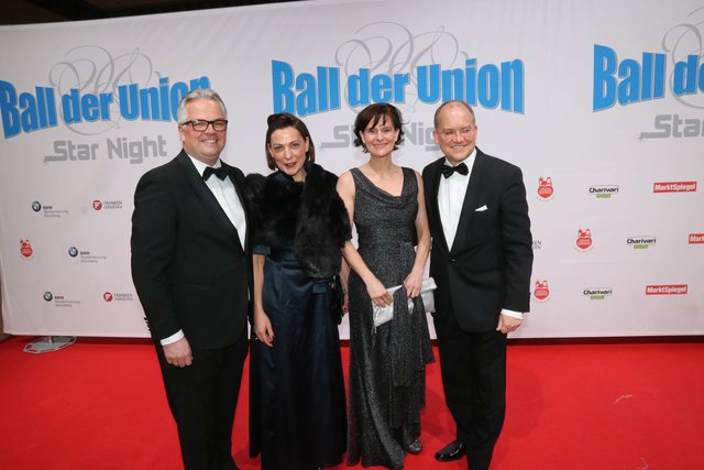 Mercredes-Niederlassungsleiter Andreas Rabitz (l.) und Ehefrau Sylvia (2.v.l.) mit Bundestagskandidat Sebastian Brehm und Lebensgefährtin Barbara Hauerstein. | Foto: bayernpress / John R. Braun