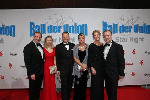 Simon Röschke (r.), Agenturchef, und Ehefrau Janine (2.v.r.) mit Danova-Geschäftsführer Armin Lutz (3.v.l.) und Ehefrau Ulla (4.v.l.) sowie Unternehmer Alexander Härtel, Steifensand, und Tochter Alisa. | Foto: bayernpress / John R. Braun