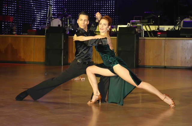 Kassandra Wedel und ihr Partner eröffneten den Ball. | Foto: bayernpress / John R. Braun