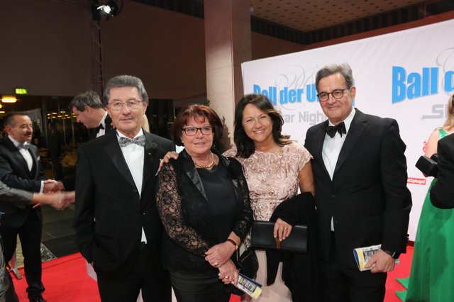 SpVgg Greuther Fürth Präsident Helmut Hack (l.) und Ehefrau Karin (2.v.l.) mit Theophil Graband und Ehefrau Eva-Maria. | Foto: bayernpress / John R. Braun