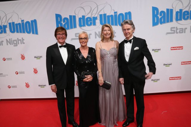 Schönheitschirurg Prof. Dr. Dr. Dr. Helmut Lindorf (l.) und Ehefrau Ingeborg (2.v.l.) mit Unternehmer Karl-Heinz Irion und Ehefrau Angela. | Foto: bayernpress / John R. Braun