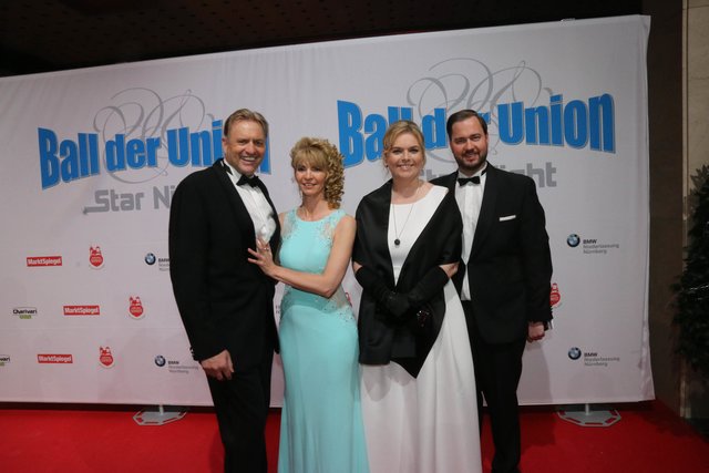 MCN Schatzmeister Jochen Kohler (r.) und Ehefrau Judith (2.v.r.) mit Stadtreklame Geschäftsführer Georg Sorger und Ehefrau Eva-Maria. | Foto: bayernpress / John R. Braun
