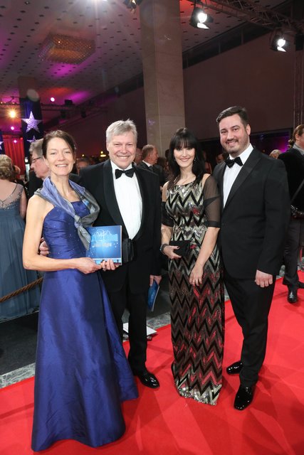 Die Ballorganisatoren Tanja Sterian (2.v.r.) und Sven Heublein (r.) mit MarktSpiegel-Geschäftsführer Harald und Ehefrau Sylvia. | Foto: bayernpress / John R. Braun