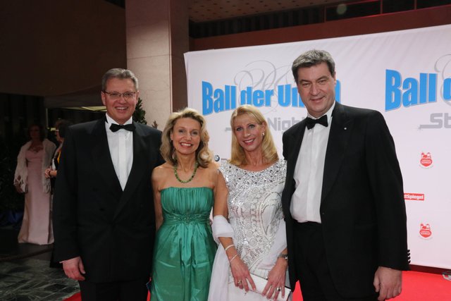 Staatsminister Dr. Markus Söder (r.) und Ehefrau Karin (2.v.r.) mit Messe-Geschäftsführer Dr. Roland Fleck und Ehefrau Dagmar. | Foto: bayernpress / John R. Braun