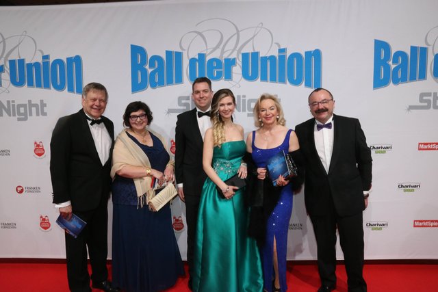 Landtagsabgeordneter Karl Freller (l.) und Ehefrau Monika (2.v.l.), Tochter Birgit (M.) und Ehemann Sebastian (3.v.l.) sowie Stadträtin Barbara Regitz und Ehemann Hannes. | Foto: bayernpress / John R. Braun